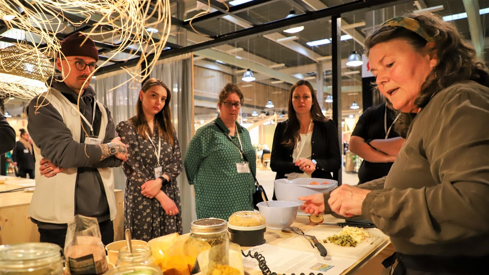 Anette Hoeg Nielsen fra Mad med glød stod for en af messens workshops, hvor deltagerne kunne lære at lave pålæg af bælgfrugter på 10 minutter